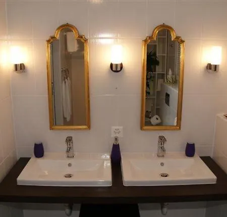 לינה וארוחת בוקר Lavaux 5*